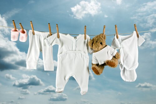 Babytøj bliver hængt til tørre