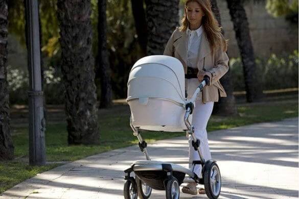 Mor går tur med sin baby