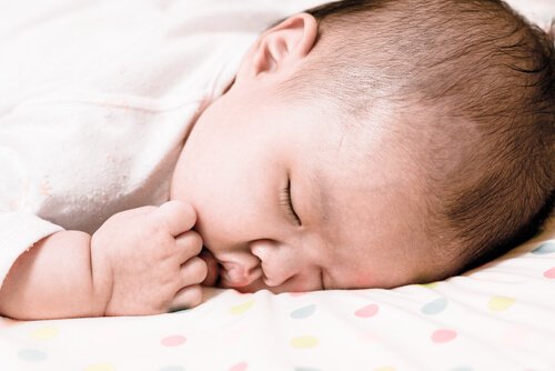 Råd til, hvis din baby vender sig på maven i søvne