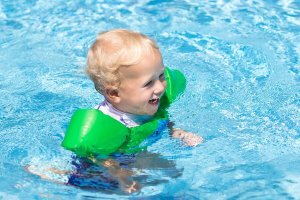 Ting du skal have med til poolen til din baby