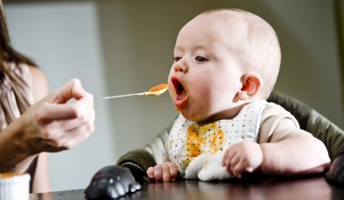 Baby spiser søde kartofler puré