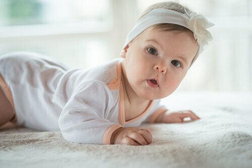 Lille baby kravler