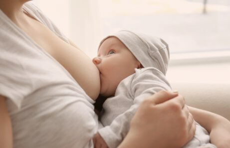 En baby ammer
