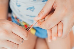 At klippe børns negle: 4 gode tips