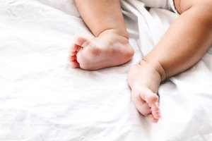 Den neonatale hælprik på nyfødte babyer