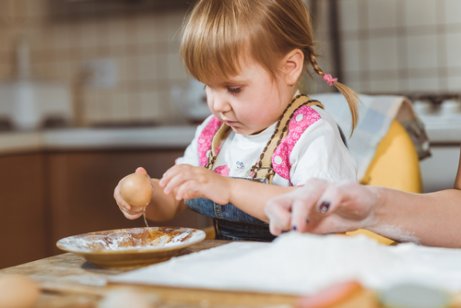 Skal man lade sine børn lege med deres mad?