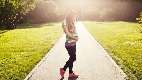 Gravid kvinde ud at gå