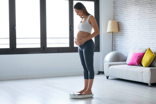 Gravid kvinde vejes