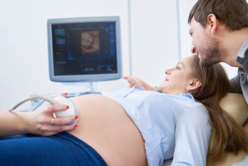 Gravid kvinde scannes, da baby er for stor