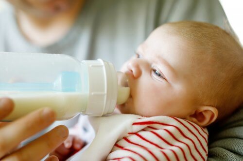 baby der drikker af sutteflaske