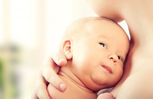 Baby under mors hage