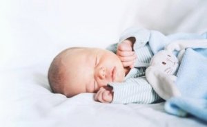 Den video viser at kærlighed gør for tidligt fødte babyer stærkere