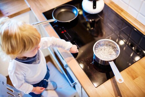 Hvad skal jeg gøre, hvis mit barn er blevet skoldet med kogende vand?