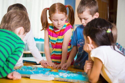 Børn spiller brætspil som eksempel på udviklingsaktiviteter for børnehavebørn