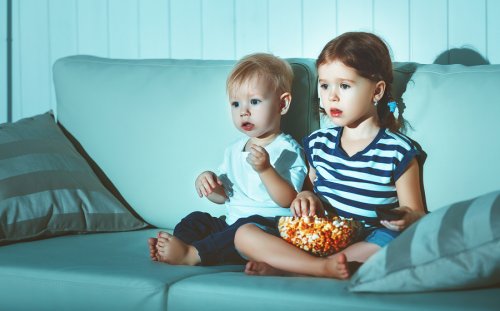 Børn ser film og illustrerer, at det kan påvirke børns uddannelsesniveau
