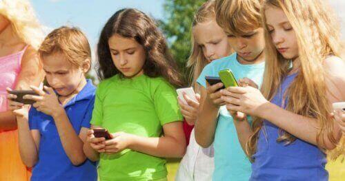 Børn med smarttelefoner