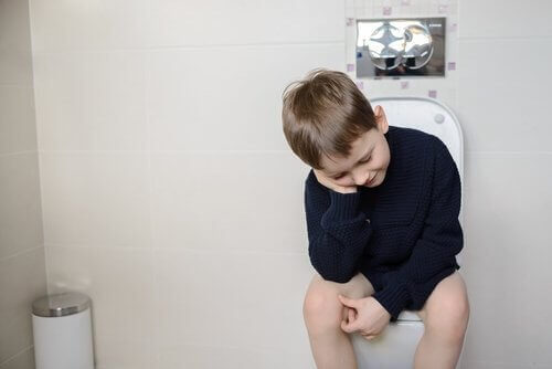 dreng der sidder på toilet
