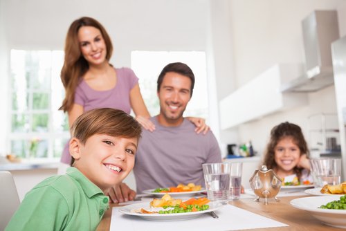 familie ved middagsbord