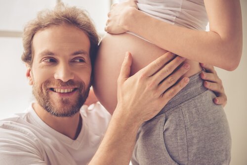 Far, der krammer gravid mave, symboliserer fødslen af babyer i Spanien