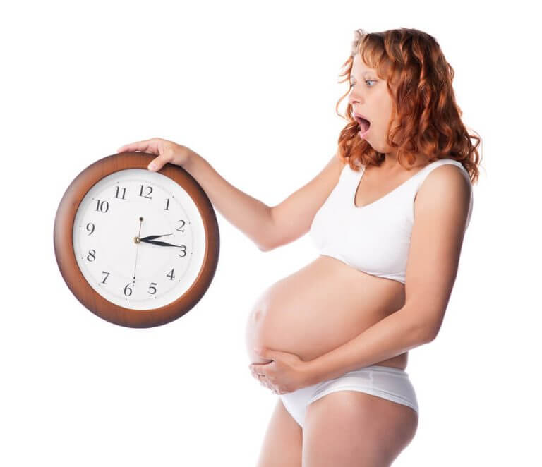 Gravid kvinder holder et ur