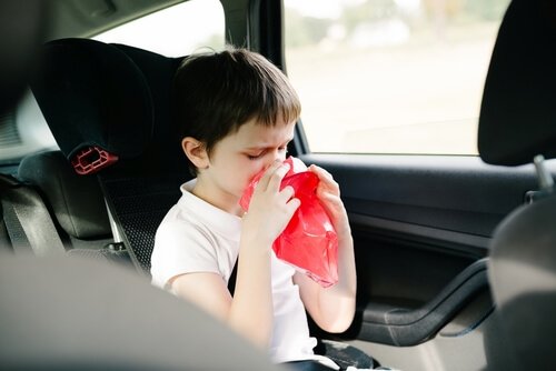 et barn er klar til at kaste op i bilen pga køresyge