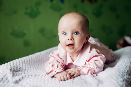 lille baby der kigger op