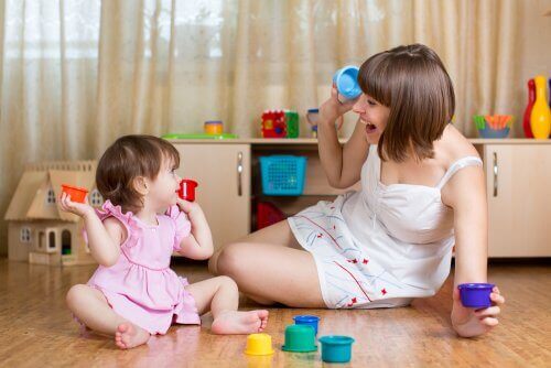 Mor og barn laver stimulerende øvelser for babyer
