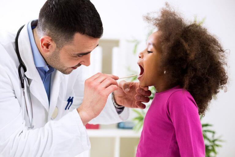En børnelæge undersøger en pige