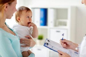 Kvælning hos babyer: Hvad skal man gøre?