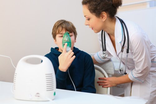 En dreng bliver undersøgt af en børnelæge
