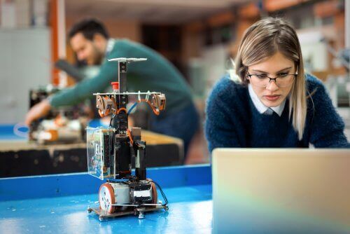 Pige i laboratorie er eksempel på STEM kvinder