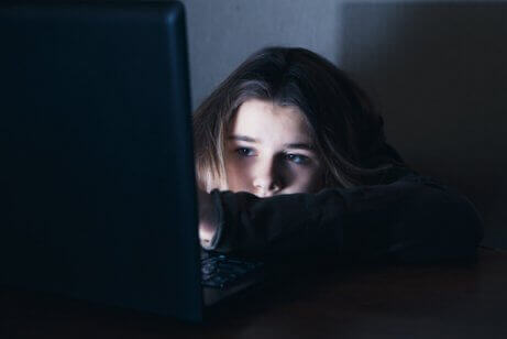 pige på computer sent om aftenen