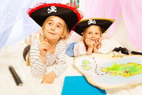 Piger klædt ud som pirater lege skattejagt som eksempel på udviklingsaktiviteter for børnehavebørn