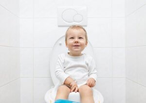 dreng sidder på toilet