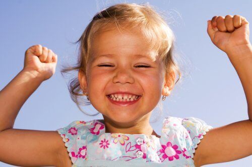 Smilende pige er eksempel på optimistiske børn