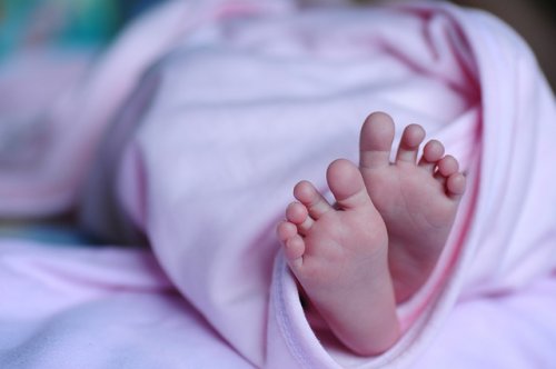 små babyfødder