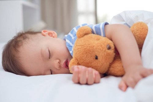 Hvornår skal børn stoppe med at sove til middag?