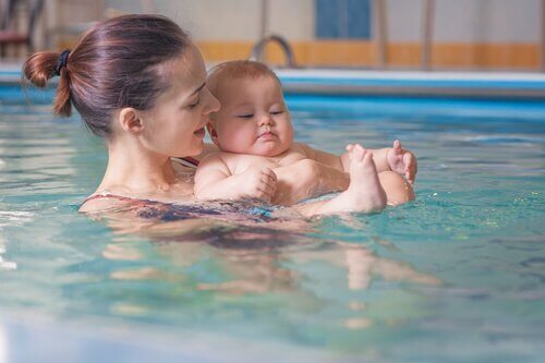 Babysvømning er sjovt og dejligt