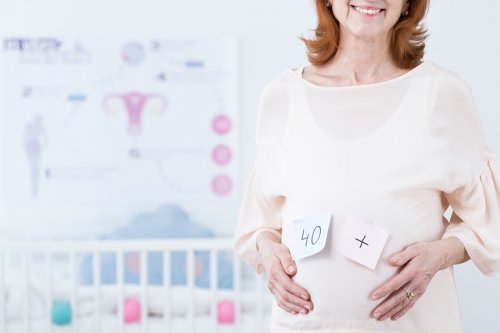 ældre gravid kvinde