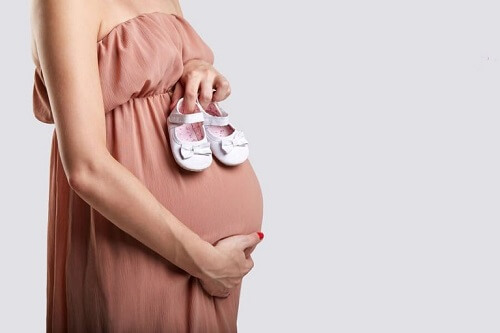 Gravid kvinde med babysko