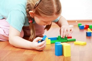 Hvorfor det er godt for børn at lære at lege alene