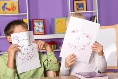 Børn har tegnet ansigter 