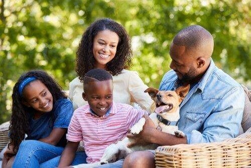 En glad familie, der bruger tid sammen