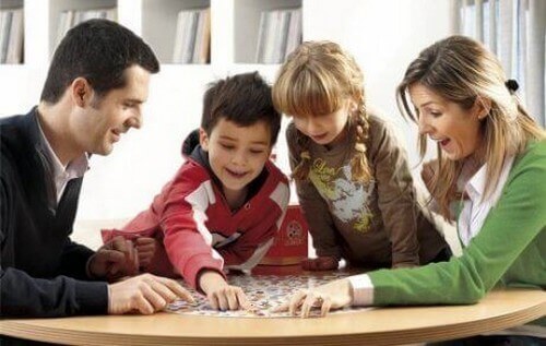 Familie bruger tid sammen