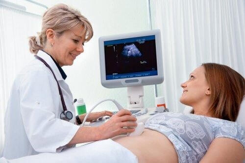 Læge foretager en ultralydsscanning 