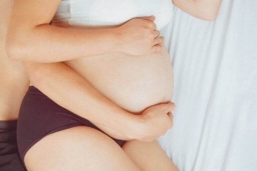 mand der omfavner gravid kvindes mave