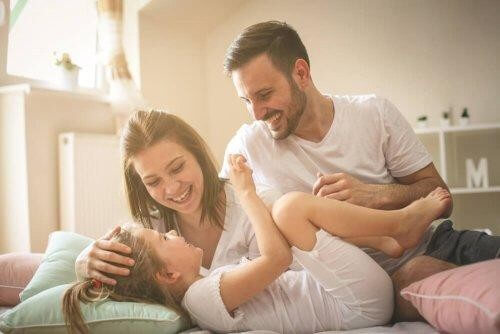 Mor, far og datter griner sammen