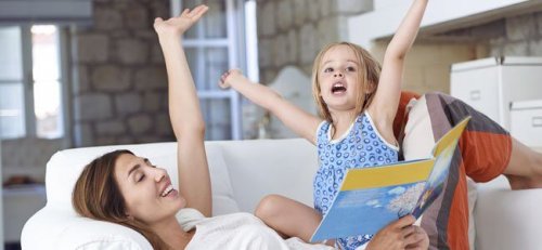 mor og datter der læser