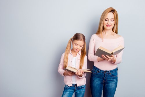 mor og datter der læser