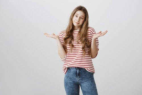 Teenager i stribet t-shirt